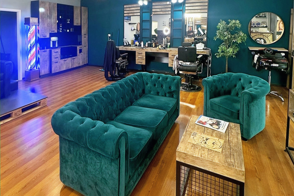 Rénovation complète d'un salon avec peinture mate et finitions soignées